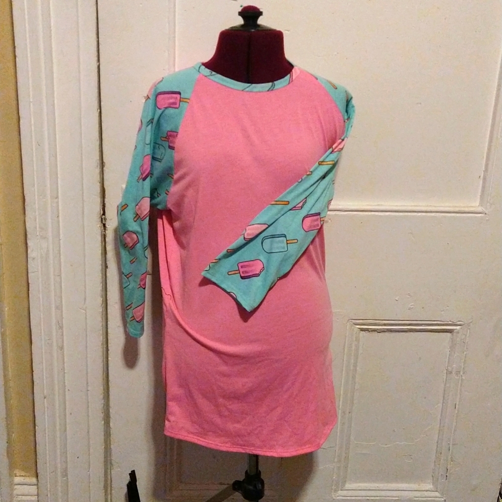 (2 for $20❤️) LuLaRoe Randy raglan top with ice pops. Size XS